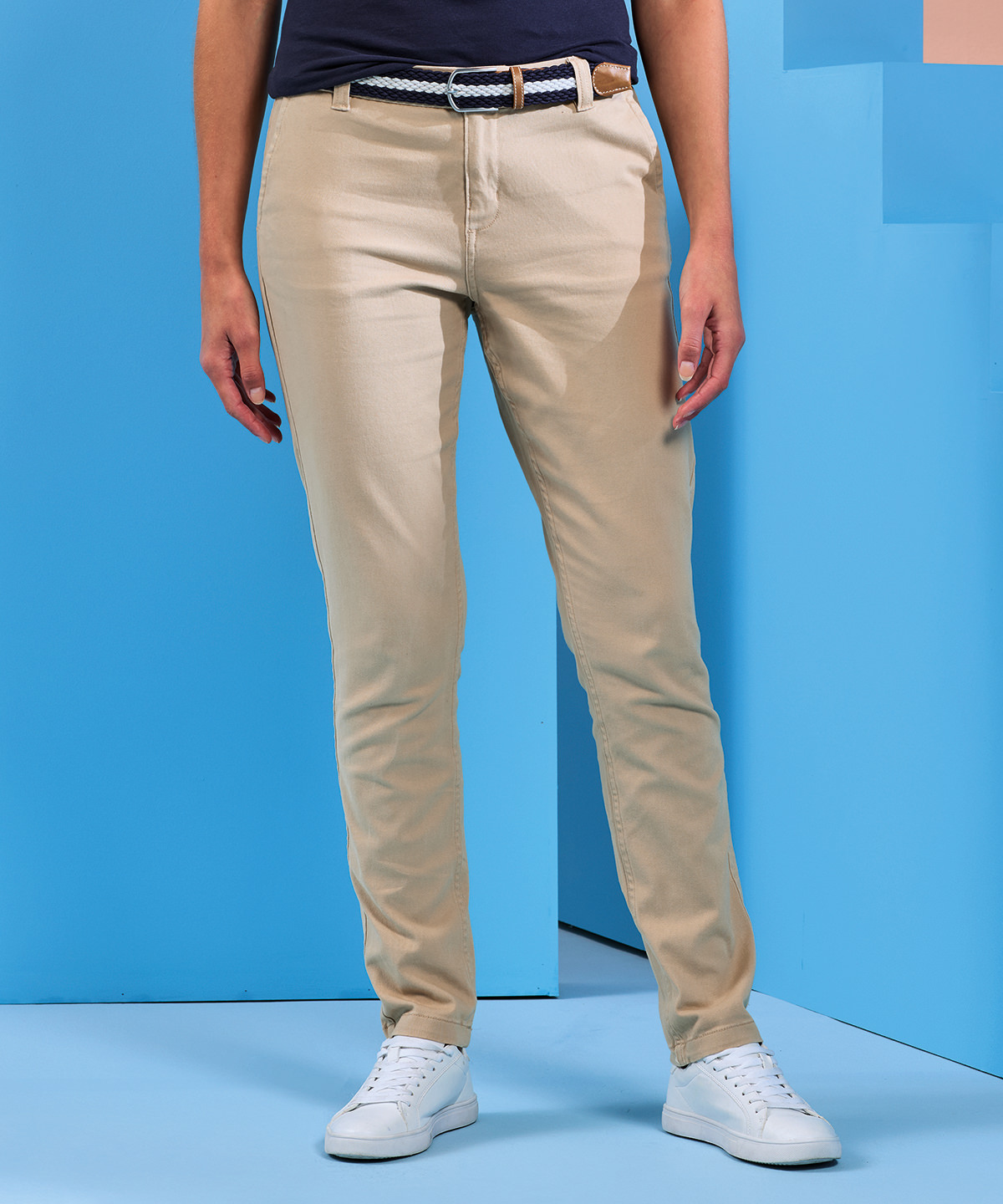 AQ060 Women's Classic fit chinos